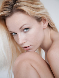 Gwyneth Skinny Nude Girl In Bedroom