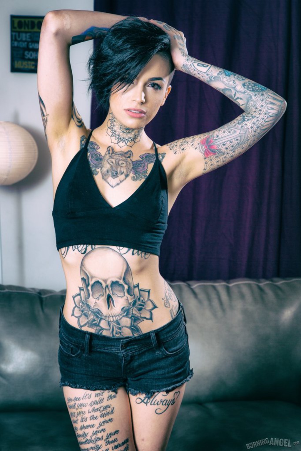 Leigh Raven Showing Her Sexy Tattoos 00