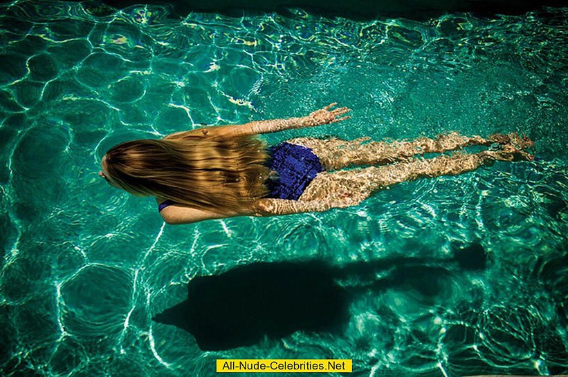 Lindsay Ellingson In The Pool 03