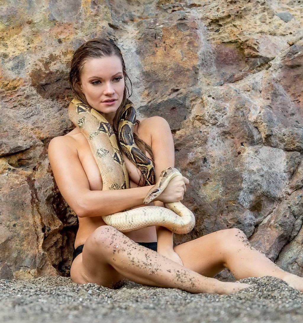 Caitlin O'Connor Holding A Giant Snake 08