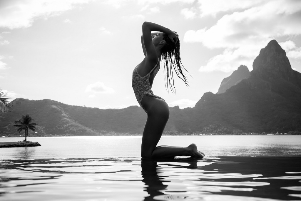 Alexis Ren Fully Nude But Hiding Her Boobs 09