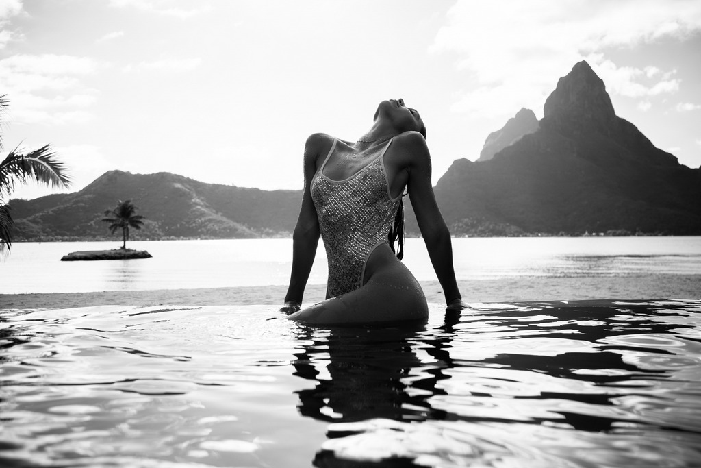 Alexis Ren Fully Nude But Hiding Her Boobs 10