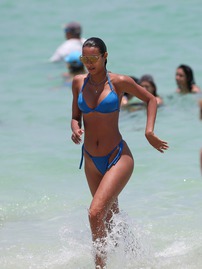 Lais Ribeiro Shows Toned Figure In Awesome Bikini