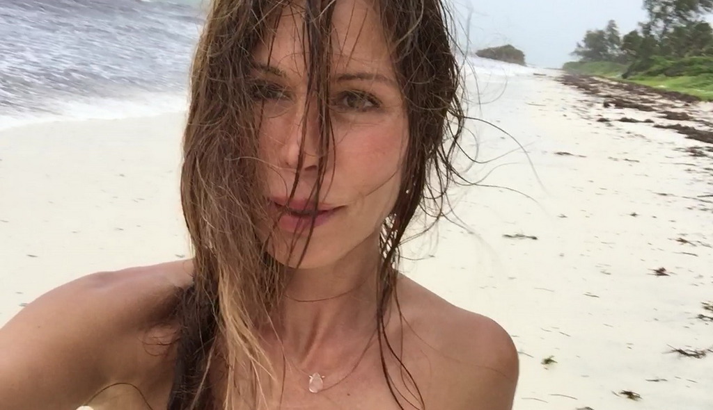 Rhona Mitra Showing Off Her Bare Boobs And Pussy 13
