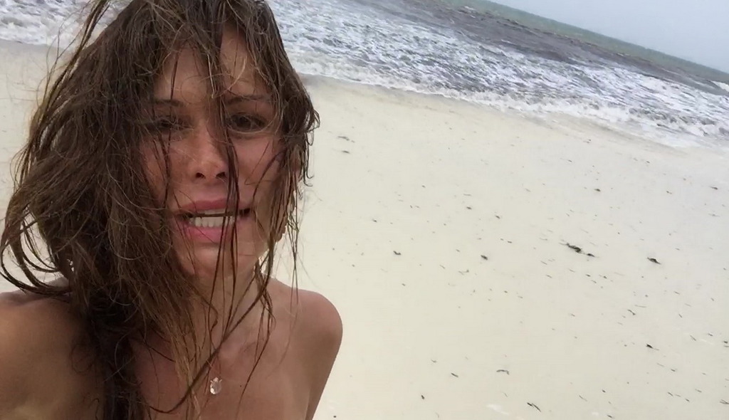 Rhona Mitra Showing Off Her Bare Boobs And Pussy 14