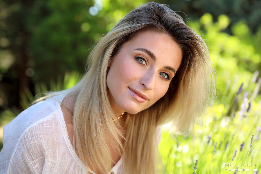 Cara Mell The Queens Garden 00