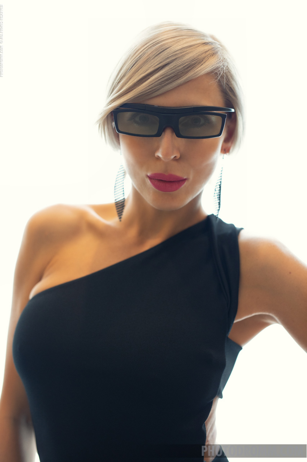 Gorgeous Tanita Shows Her Perky Tits 00