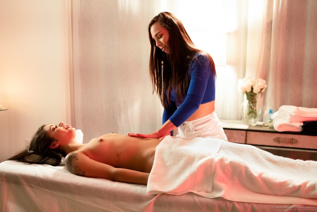 Aidra Fox Provides Pleasure To Horny Girlfriend  08