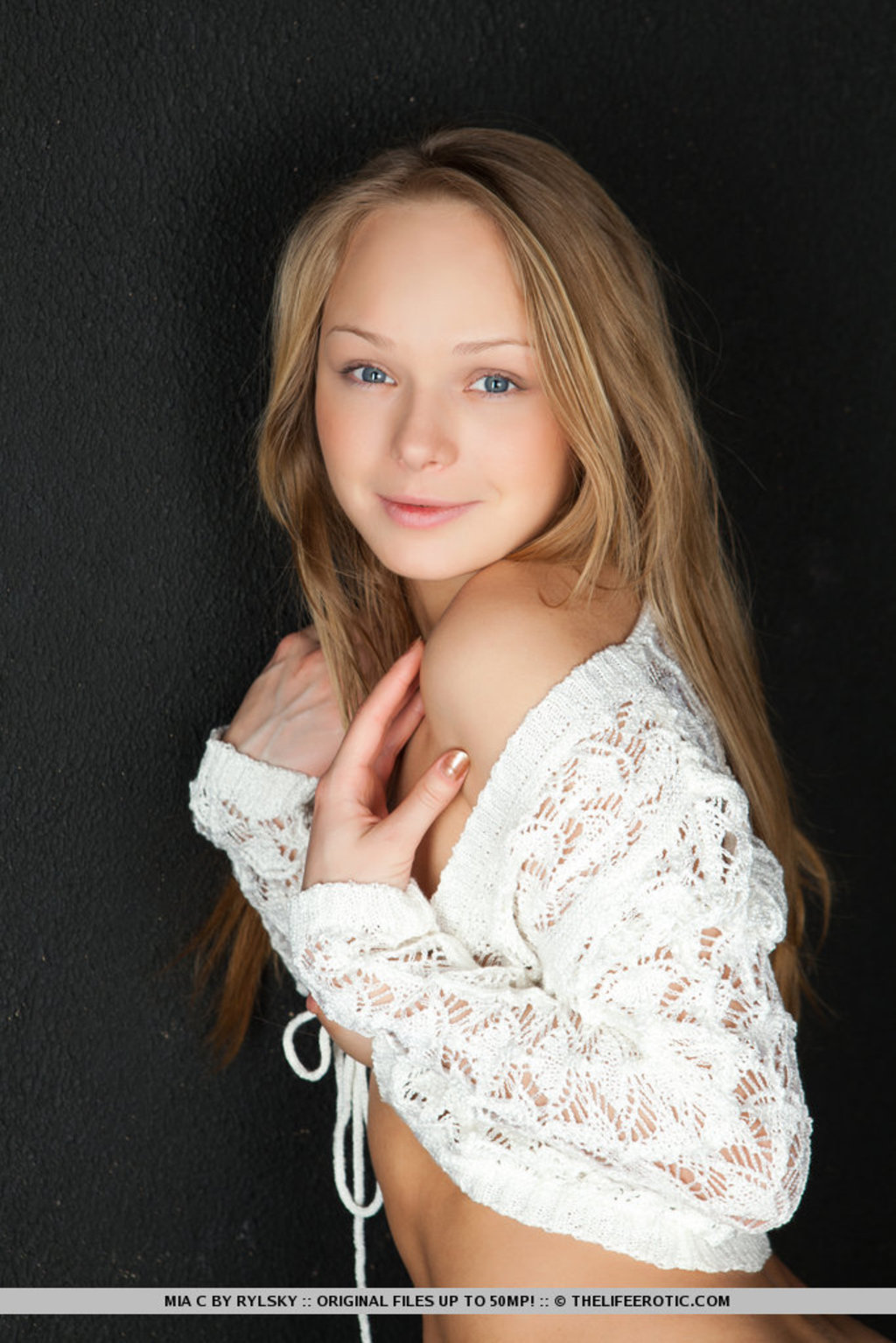Mia Cute Girl Gets Nude In Studio 08