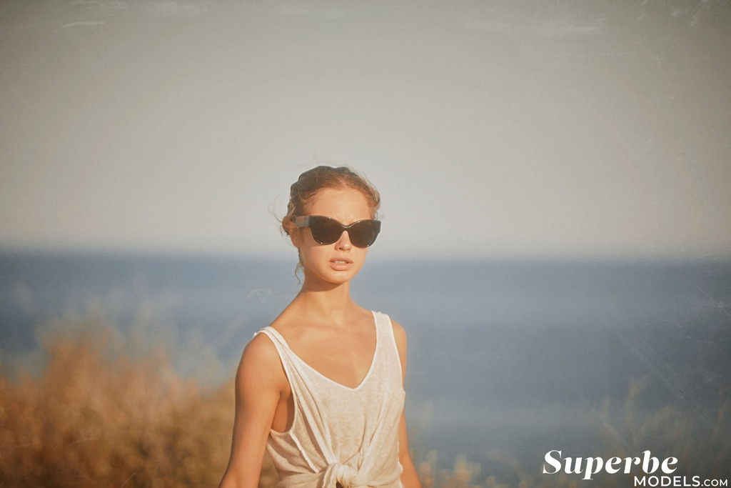 Amelie Lou Posing Naked On The Field 00