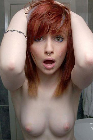 Chick Dispalys Her Naked Body