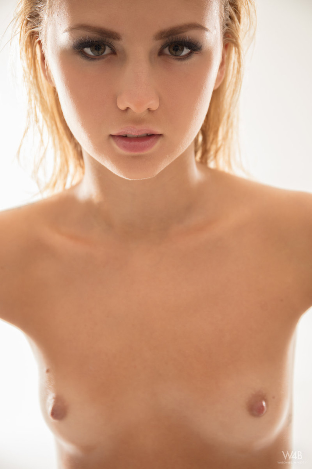 Beautiful Slim Blonde Jati Flaunting Her Flawless Oiled-up Naked Body 07